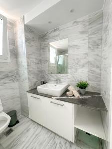 Bilik mandi di Hubstay - Seaview Pearl Suite Mackenzie by Larnaca Airport