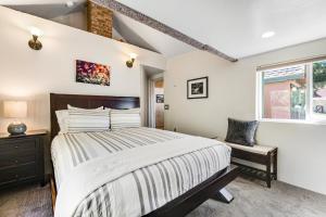 una camera con un grande letto e una finestra di River View House a Glenwood Springs