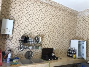 eine Küche mit einer Spüle und einer Arbeitsplatte in der Unterkunft Appartement Meublé à Louer 95m2 in Tiznit