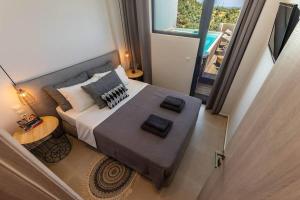 TV a/nebo společenská místnost v ubytování 2br Suite White gea with private pool no01