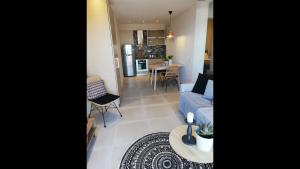 Kuchyň nebo kuchyňský kout v ubytování 2br Suite White gea with private pool no01