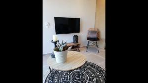 TV a/nebo společenská místnost v ubytování 2br Suite White gea with private pool no01