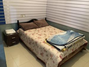 ein Schlafzimmer mit einem Bett und einem Nachttisch in der Unterkunft Appartement Meublé à Louer 95m2 in Tiznit