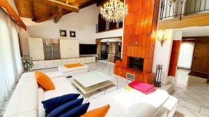 TV a/nebo společenská místnost v ubytování Luxuriöse Villa Romantica