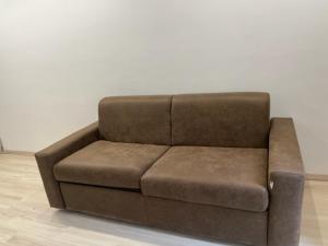 - un canapé brun dans le salon dans l'établissement Villa Milano Apt. n. 2, à Milan