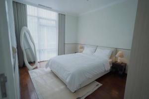 Sonar Paraiso: A Dreamy Apartment in Jakarta tesisinde bir odada yatak veya yataklar