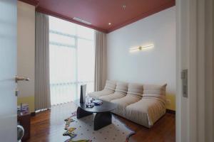 Area tempat duduk di Sonar Paraiso: A Dreamy Apartment in Jakarta