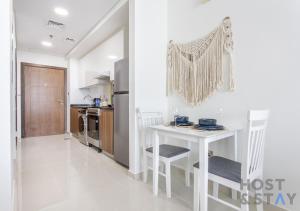 Kuchyň nebo kuchyňský kout v ubytování Studio in Jasmine, Damac Hills - Host & Stay