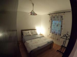 Una cama o camas en una habitación de Povetarac
