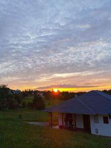 Amanecer o atardecer desde la casa vacacional o alrededores