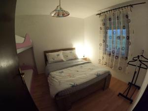 Una cama o camas en una habitación de Povetarac