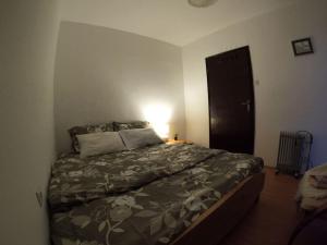 Una cama o camas en una habitación de Povetarac