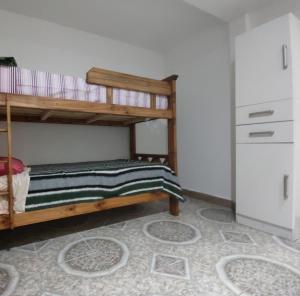 - une chambre avec 2 lits superposés et un tapis dans l'établissement Departamento Yekamush 2 Ushuaia, à Ushuaia
