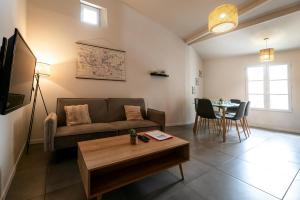 sala de estar con sofá y mesa en Perpignan - Appartement en centre ville, en Perpiñán