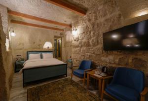 TV a/nebo společenská místnost v ubytování The Niche Cave Hotel