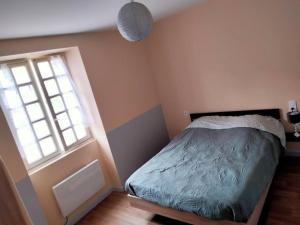 Courtils的住宿－Maison MANTA，一间卧室设有一张床和一个窗口