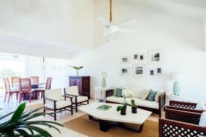 uma sala de estar com um sofá e uma mesa em Sunny Vacation Villa No 98 em San Rafael del Yuma