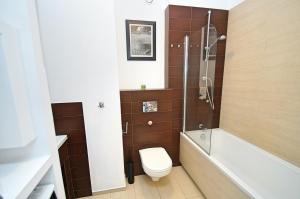 Katowice, Johna Baildona, City Center في كاتوفيسي: حمام مع حوض استحمام ومرحاض ودش