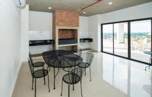 une salle à manger avec une table et des chaises en verre dans l'établissement Delicado Monoambiente-comfy Studio, à Luque