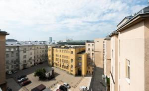 eine Luftansicht einer Stadt mit Gebäuden in der Unterkunft Królewska Luxury Apartment in Warschau