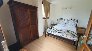Un dormitorio con una cama y una puerta de madera. en Oasi del Sangro, en Castel di Sangro