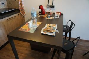 einen Tisch mit einem Teller Essen und einer Flasche Wasser in der Unterkunft Borgo 63 Medieval House in Montecelio