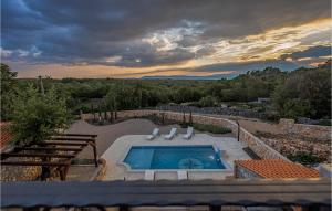 eine Draufsicht auf einen Swimmingpool in einem Hinterhof in der Unterkunft Villa Mirys Hideaway in Dobrinj