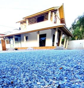 a house on a large cobblestone yard at Morada Guarda Paradise in Guarda do Embaú