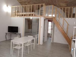 uma sala de estar com uma mesa e um loft em GiuattyHomeHoliday Termoli em Termoli