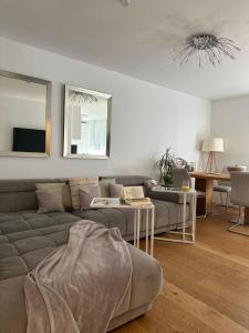 ein Wohnzimmer mit einem Sofa und einem Spiegel in der Unterkunft Appartement Lena in Linz