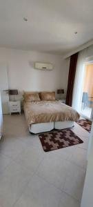 1 dormitorio con 1 cama en una habitación en Wndyham kuşadasi 1+1 teraslı 2 banyo dublex en Aydın