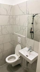 une salle de bain avec des toilettes blanches et un lavabo dans l'établissement Aparthotel Residence, à Vienne 14 autres photos