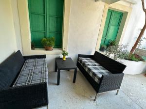 A seating area at Studio on the beach