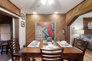 a dining room with a wooden table and chairs at Jupiter Pines Cottage in Clearwater +19 photos