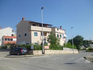 une voiture garée dans un parking en face d'un bâtiment dans l'établissement Accomodation Suran, à Rovinj