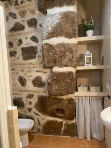 トレドにあるDOMUS ALFILERITOSの石造りのバスルーム(洗面台、トイレ付) +33枚の写真