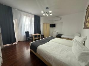 Ένα ή περισσότερα κρεβάτια σε δωμάτιο στο Pensiunea Brici