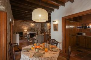 una sala da pranzo con tavolo e cibo di Charming Cottage in Almoçageme a Colares