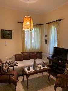 sala de estar con sofá y mesa en The Lake House -Trichonida Lake, en Marathiás
