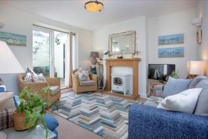 ein Wohnzimmer voller Möbel und einem Kamin in der Unterkunft York Cottage in Sidmouth