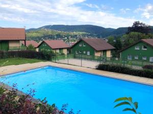 热拉梅Les chênes Rouges 4/p的部分房屋前方的大型蓝色游泳池