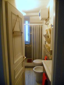 a bathroom with a toilet and a sink at La Porta delle 5 Terre Trilocali in Bonassola