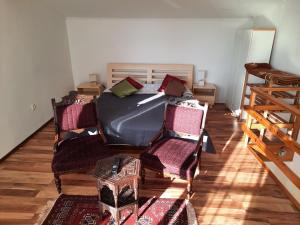 Schlafzimmer mit einem Bett, einem Tisch und Stühlen in der Unterkunft Buba Apartment in Sarajevo