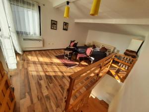einen Blick über ein Wohnzimmer mit Holzboden in der Unterkunft Buba Apartment in Sarajevo