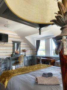 um quarto com uma cama grande e um cobertor amarelo em Dulrush Lodge Guest House, Restaurant and Self-Catering em Belleek