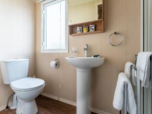 uma casa de banho com um WC e um lavatório em Pass the Keys Wilksworth - Lovely 2 bedroom caravan in a perfect location em Wimborne Minster