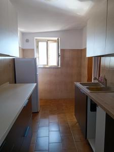 eine Küche mit einer Spüle und einer Arbeitsplatte in der Unterkunft appartamento Alleria in Laterza