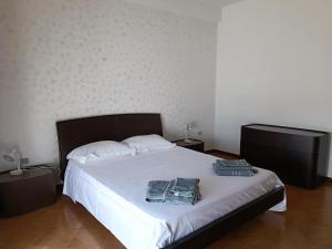 a bedroom with a bed with two towels on it at appartamento Alleria in Laterza