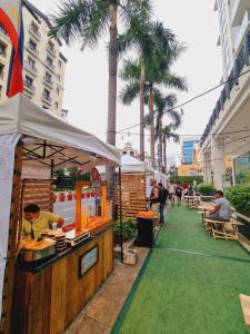 uma barraca de comida numa rua com palmeiras em Modern Minimalist Condo near Airport em Manila