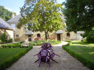eine lila Statue einer Spinne vor einem Haus in der Unterkunft Le Prieuré a Guilly Vatan 